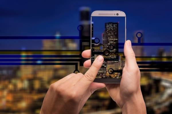 Abbildung 2: Mit dem Smartphone alle wichtigen Hausfunktionen im Blick haben - das Smart Home macht es möglich.