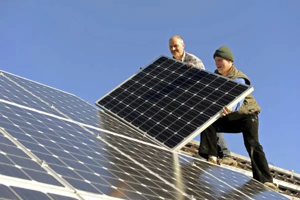 Nach dem derzeitigen Technikstand liefert ein Quadratmeter PV-Fläche etwa 100kWh jährlich. Pro Kilowatt Peak sind rund sieben Quadratmeter vonnöten